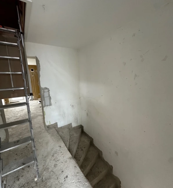 baumangement-hp-immobilienmanagement-hanspeter-rass-dachboden-treppe-vorher